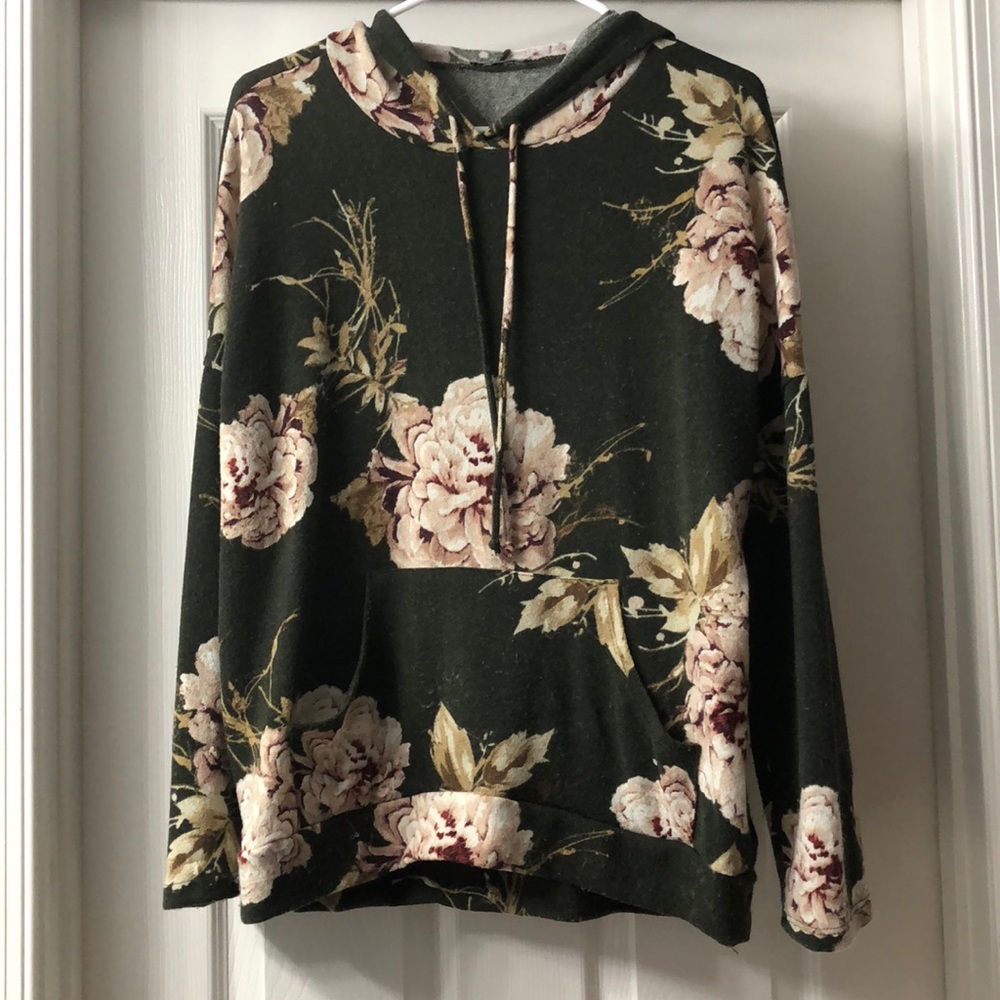 Lightweight sweater with flower